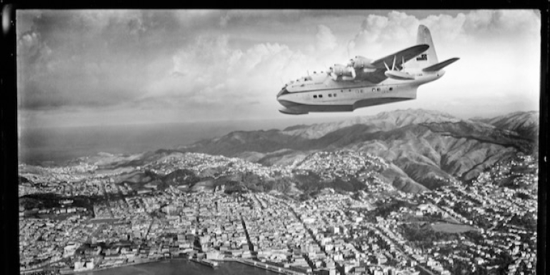 Air-New-Zeland-aircraft-over-Wellington-credit-Whites-Aviation-Alexander-Turnbull-Library